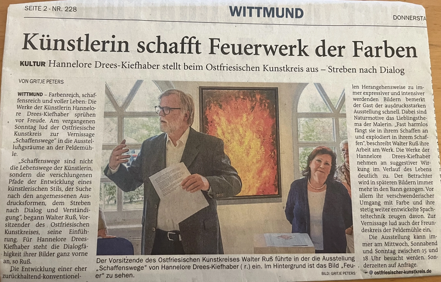 Hannelore Drees-Kiefhaber - Acrylmalerei von der Nordseeküste - Eine Ein Zeitungsfoto zeigt Walter Ruß, Vorsitzender des Ostfriesischen Kunstkreises, bei der Eröffnung einer Ausstellung der Künstlerin Hannelore Drees-Kiefhaber.
