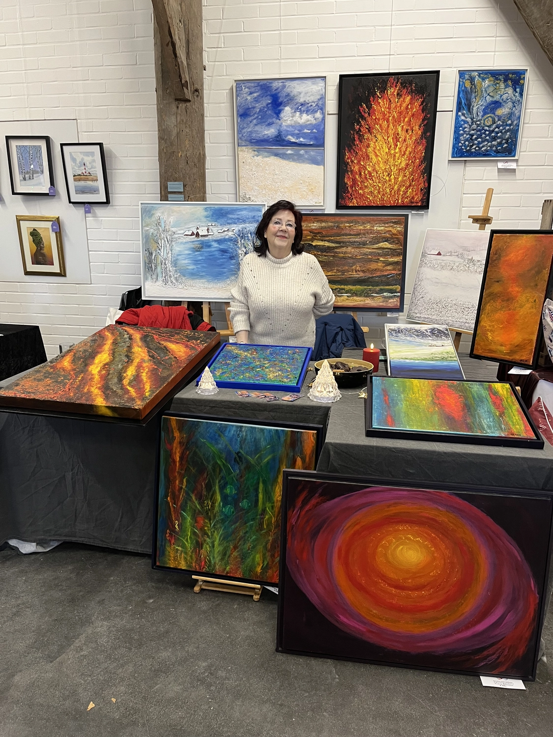 Hannelore Drees-Kiefhaber - Acrylmalerei von der Nordseeküste - Stephanie Drees in einer Kunstgalerie mit Gemälden im Vordergrund