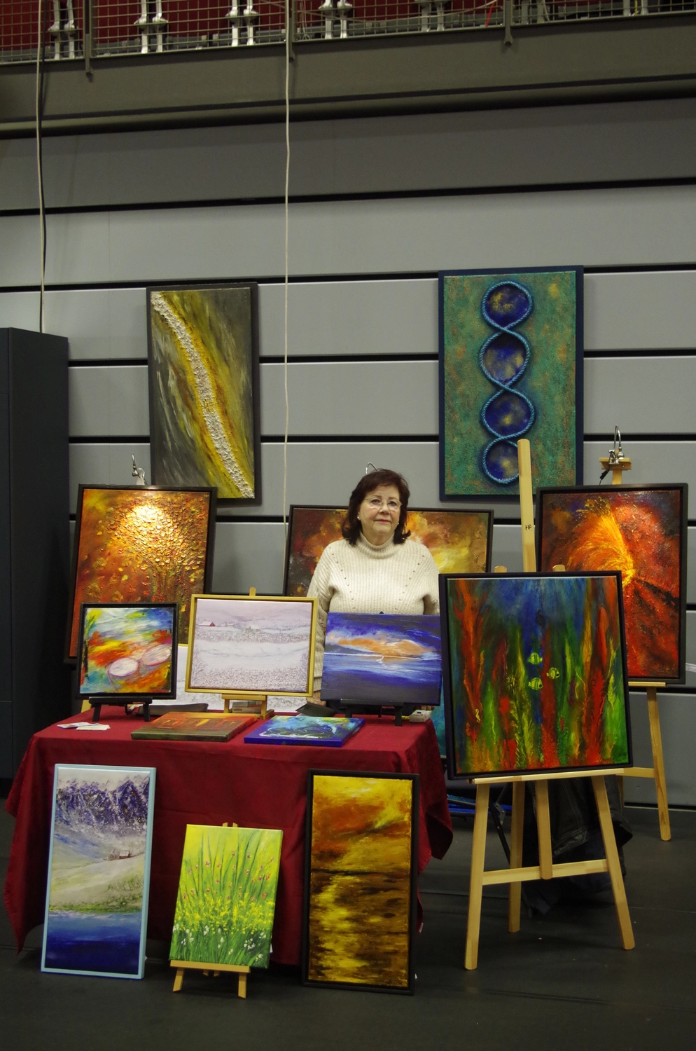 Hannelore Drees-Kiefhaber - Acrylmalerei von der Nordseeküste - Stephanie Drees in einer Kunstgalerie mit Gemälden im Vordergrund