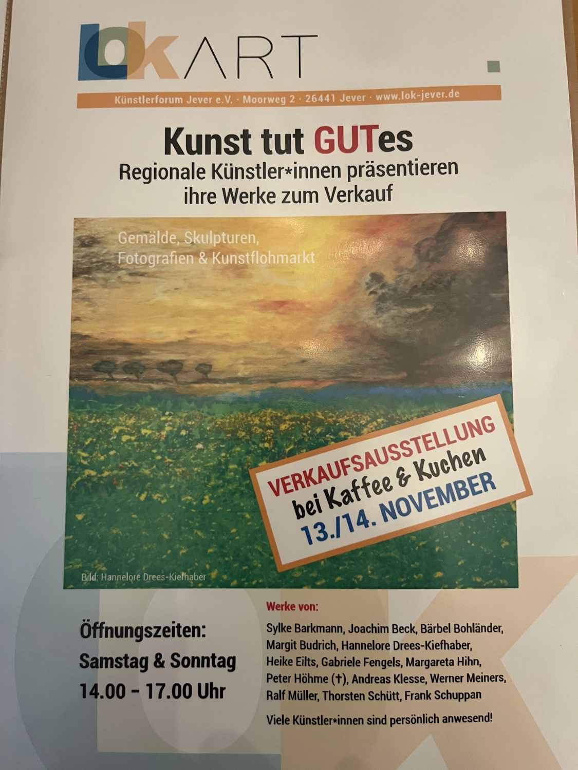 Hannelore Drees-Kiefhaber - Acrylmalerei von der Nordseeküste - Ein Flyer in deutscher Sprache, der für eine Kunstausstellung mit dem Titel „Kunst tut Gutes“ am 13. und 14. November wirbt und eine Liste regionaler Künstler sowie ein großes Bild eines Gemäldes zeigt, das eine Landschaft mit einem hellen, dramatischen Himmel darstellt.
