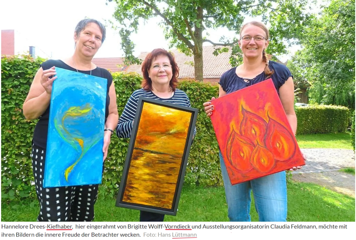 Hannelore Drees-Kiefhaber - Acrylmalerei von der Nordseeküste - Vier Drei Frauen. Die Frau links hält ein blau-gelbes abstraktes Gemälde, die Frau in der Mitte hält ein orange-gelb gerahmtes abstraktes Gemälde und die Frau rechts hält ein rot-oranges abstraktes Gemälde.
